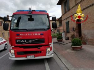 Monteroni d'Arbia, incendio di arbusti in località Terzinina