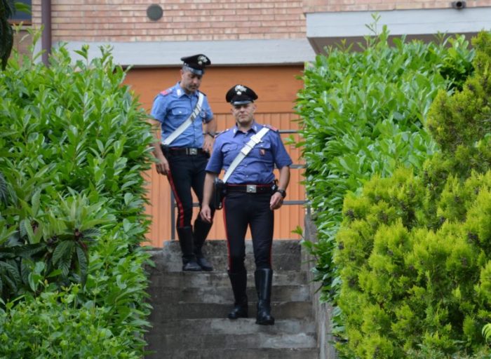 Nasconde una pistola in auto: in manette cittadino albanese