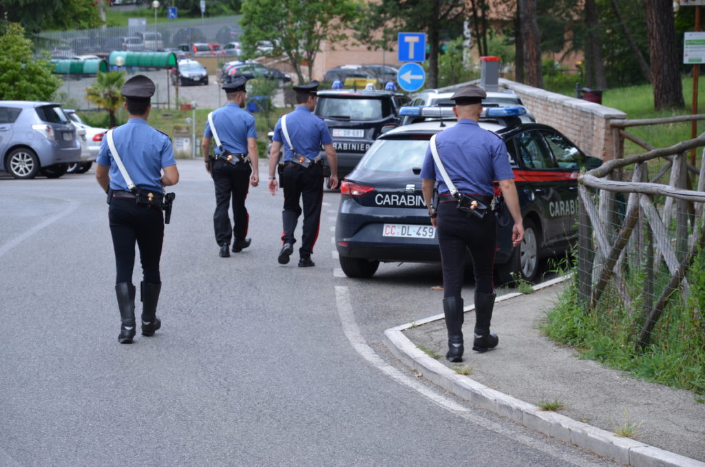 Rapina in un tabacchi, è caccia al malvivente