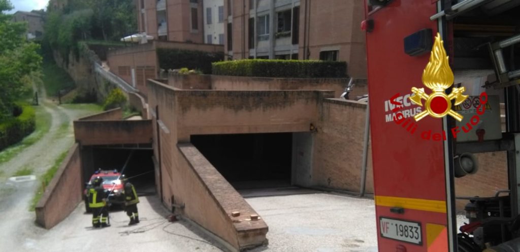 Incendio in un'autorimessa in via del Fosso