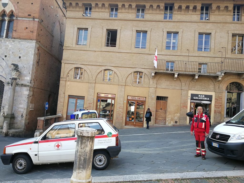 Giornata mondiale Croce Rossa, apposta la bandiera in Piazza del Campo