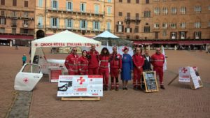 Croce Rossa in Piazza del Campo in difesa degli operatori sanitari impegnati nei conflitti internazionali
