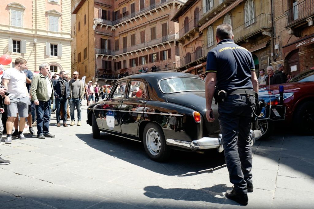 Alla Mille Miglia anche la mitica Alfa Romeo della Guardia di Finanza del 1954