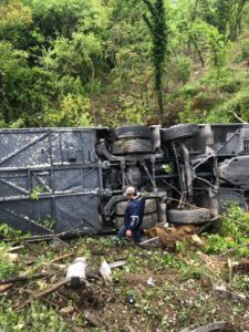 Bus si ribalta nella scarpata sull'Autopalio: corsa contro il tempo per salvare tre persone