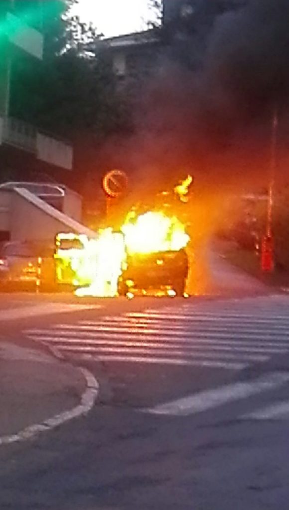 Auto prende fuoco al semaforo: vigile urbano salva la conducente