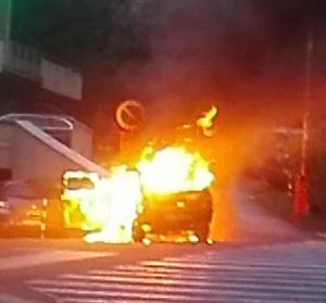 Auto prende fuoco al semaforo: vigile urbano salva la conducente