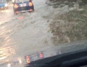 Bomba d'acqua ai Due Ponti: acqua alta in strada