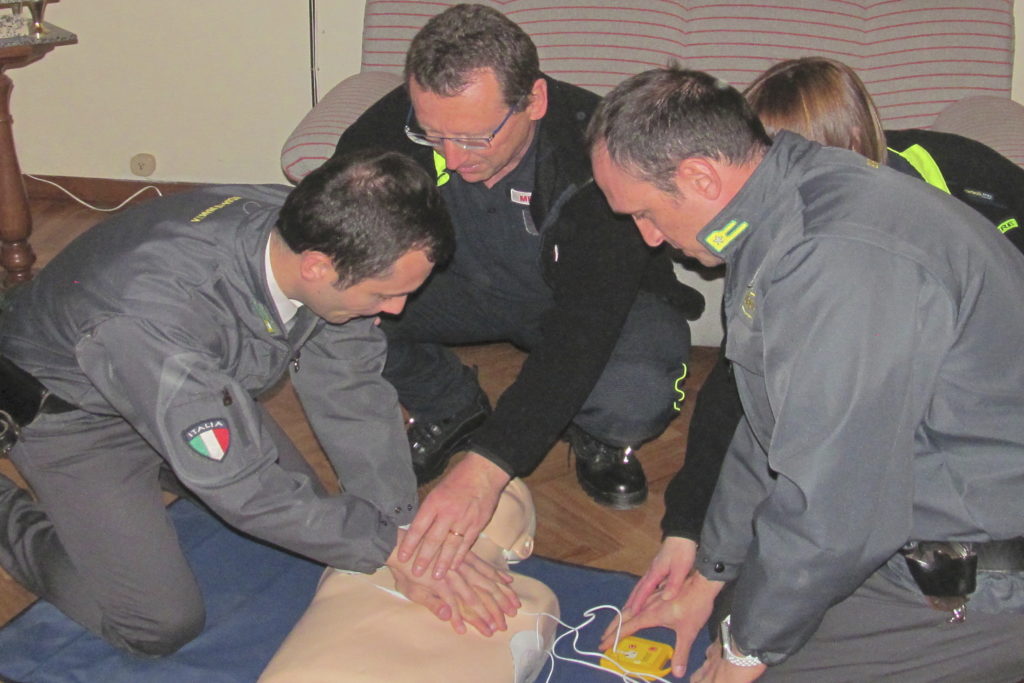 Guardia di Finanza e 118 insieme per imparare l'uso del defibrillatore