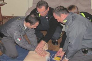 Guardia di Finanza e 118 insieme per imparare l'uso del defibrillatore