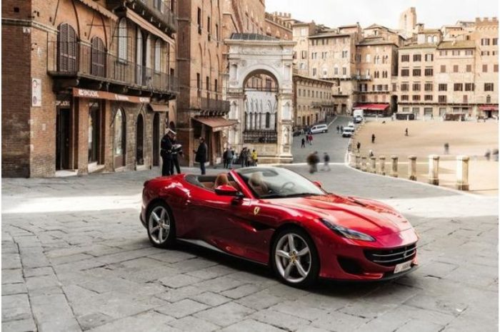 Siena, l'8 maggio 40 Ferrari F50 in esposizione in Piazza del Campo