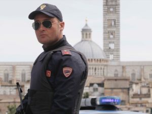 Da Colle a Siena per comprare prodotti tipici: Polizia sanziona tre stranieri