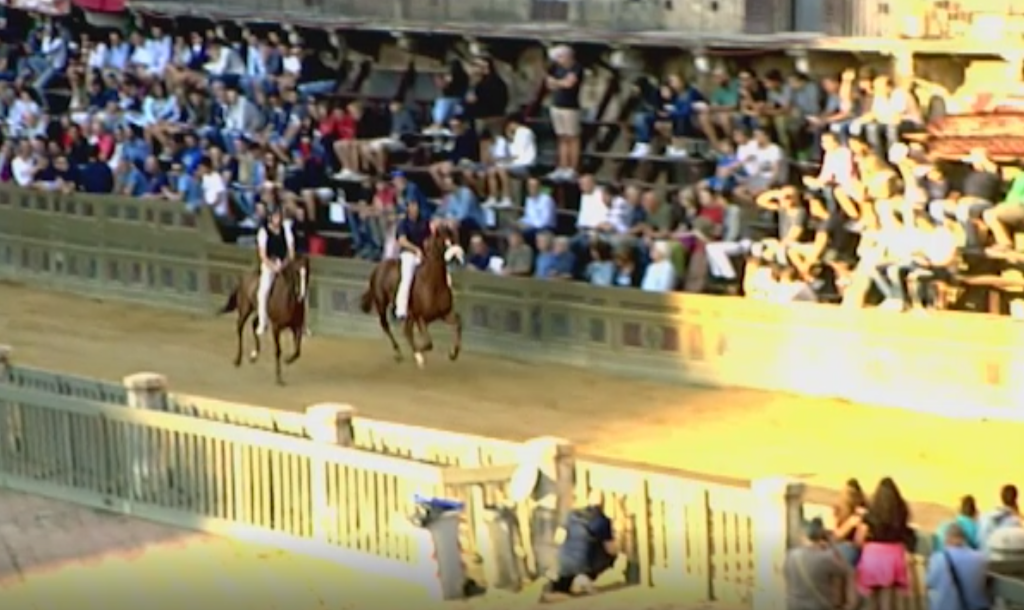 Prove di montaggio per uno dei palchi del Magistrato delle Contrade in Piazza del Campo