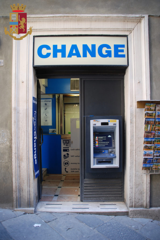 Individuati e sequestrati in centro dalla Polizia gli &ldquo;Skimmer&rdquo; per la clonazione di bancomat.
