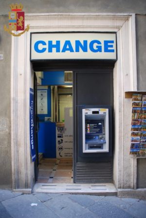 Individuati e sequestrati in centro dalla Polizia gli &ldquo;Skimmer&rdquo; per la clonazione di bancomat.