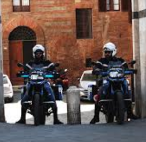 Le pattuglie della polizia su motocicletta tornano in azione