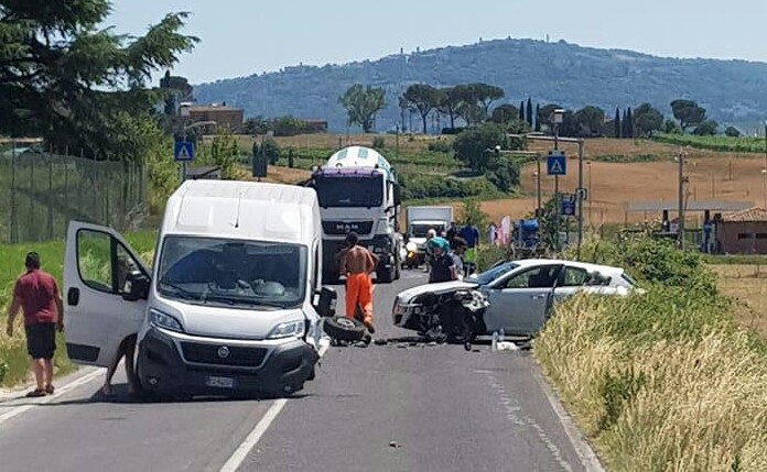 Auto contro furgone, incidente sulla Cassia a Buonconvento, tre feriti - FOTO