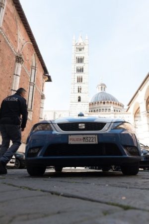 Il "pacco napoletano" arriva anche a Siena, giovane donna truffata online
