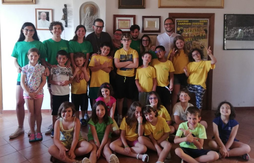 L'arcivescovo di Siena Lojudice fa visita ai ragazzi ai Camp estivi del Costone