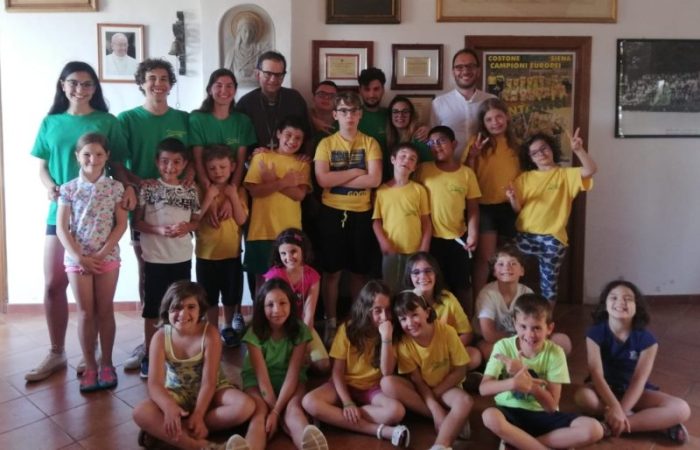 L'arcivescovo di Siena Lojudice fa visita ai ragazzi ai Camp estivi del Costone