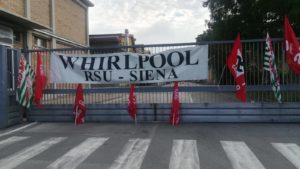 Whirlpool, i sindacati: "A Siena l'azienda lavora a meno del 50%, i lavoratori soffrono"