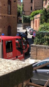 Fuga di gas da una macchina in Via del Contradino - VIDEO
