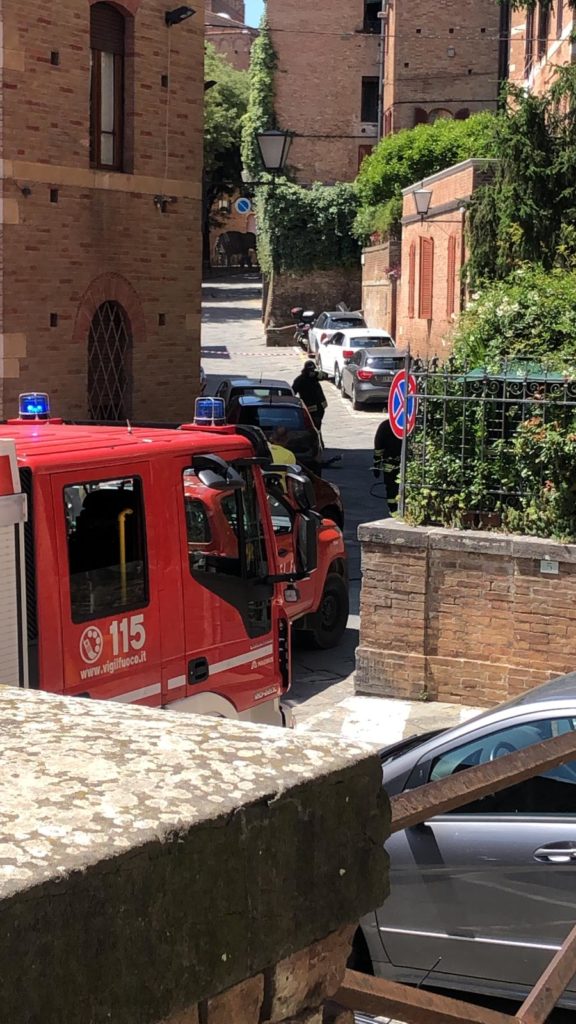 Fuga di gas da una macchina in Via del Contradino - VIDEO