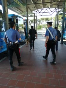 Controlli antidroga a tappeto dei carabinieri alla stazione degli autobus e nelle scuole