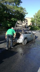 Auto prende fuoco in via Lombardi - FOTO