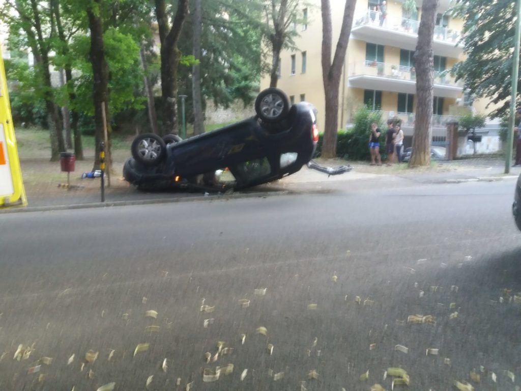 Auto si ribalta in via Avignone - FOTO