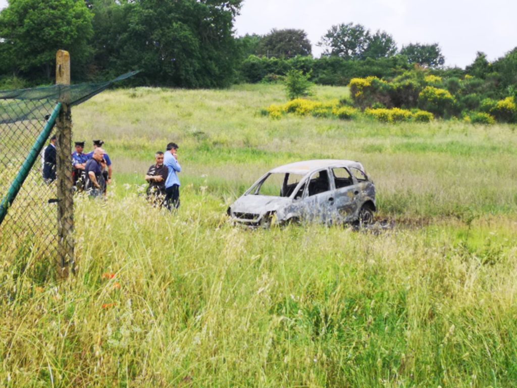 Auto a fuoco, trovati i resti di una persona carbonizzata - FOTO E VIDEO