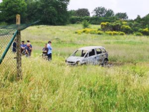 Auto a fuoco, trovati i resti di una persona carbonizzata - FOTO E VIDEO