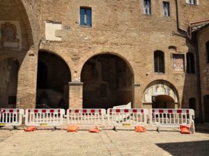 Trave pericolante, paura al palazzo comunale di San Gimignano
