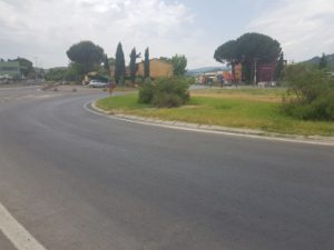 Tragico incidente a Poggibonsi, ciclista muore trascinato da un'auto