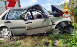Auto si schianta contro un albero sulla Sr 68