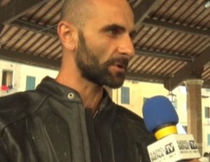 Sparano al suo cane mentre lo porta a passeggio