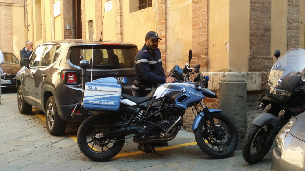 Ruba cellulare in un negozio di Siena