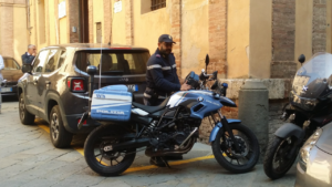 Ruba cellulare in un negozio di Siena