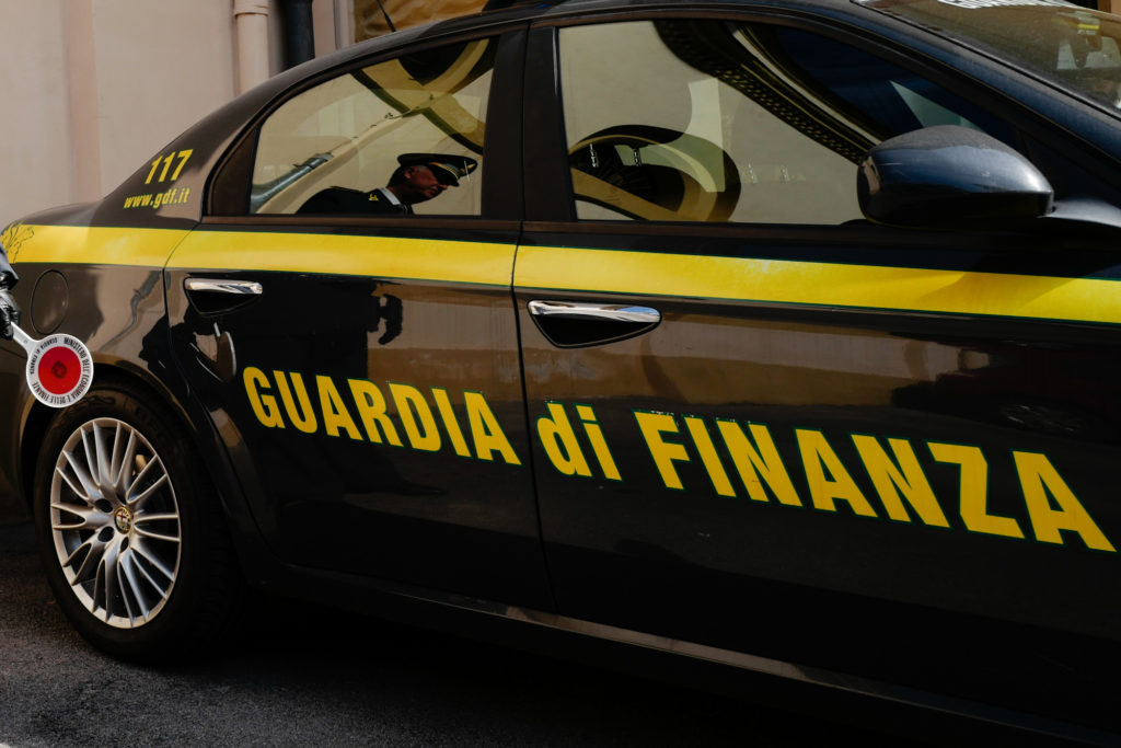 Guardia di Finanza: Quattro soggetti su auto di lusso fermati per dei controlli
