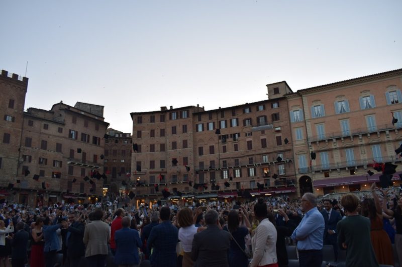 Graduation Day: tocchi nel cielo in Piazza del Campo
