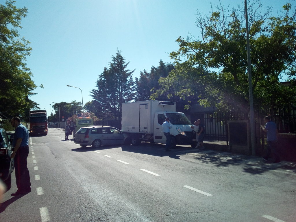 Auto contro furgone, incidente a Casetta