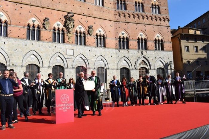 Piero Angela, &egrave; la 12esima laurea: "Continuer&ograve; il lavoro"