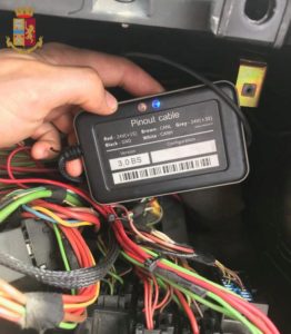 Nasconde il tarocco usato per risparmiare: la Polstrada gli smonta il cruscotto