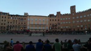 Prove regolamentate, un fantino cade nella seconda batteria