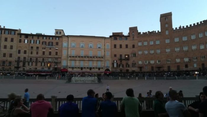 Prove regolamentate, un fantino cade nella seconda batteria