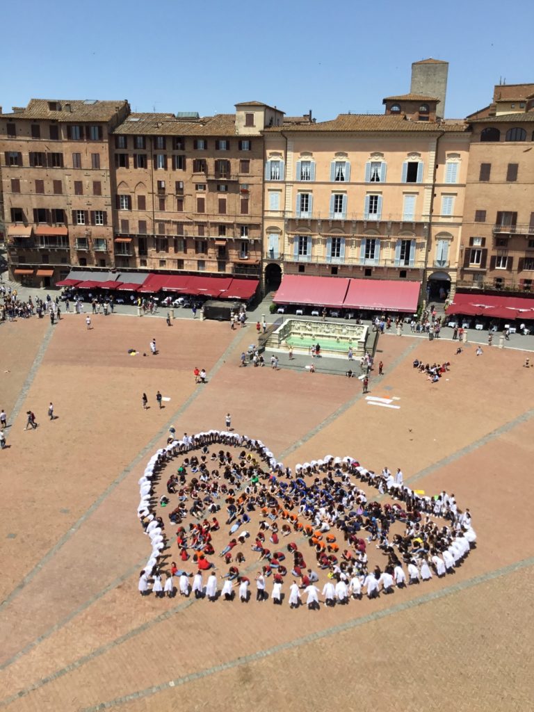 "Una sede per il Monna Agnese": flash mob di studenti e insegnanti in Piazza del Campo