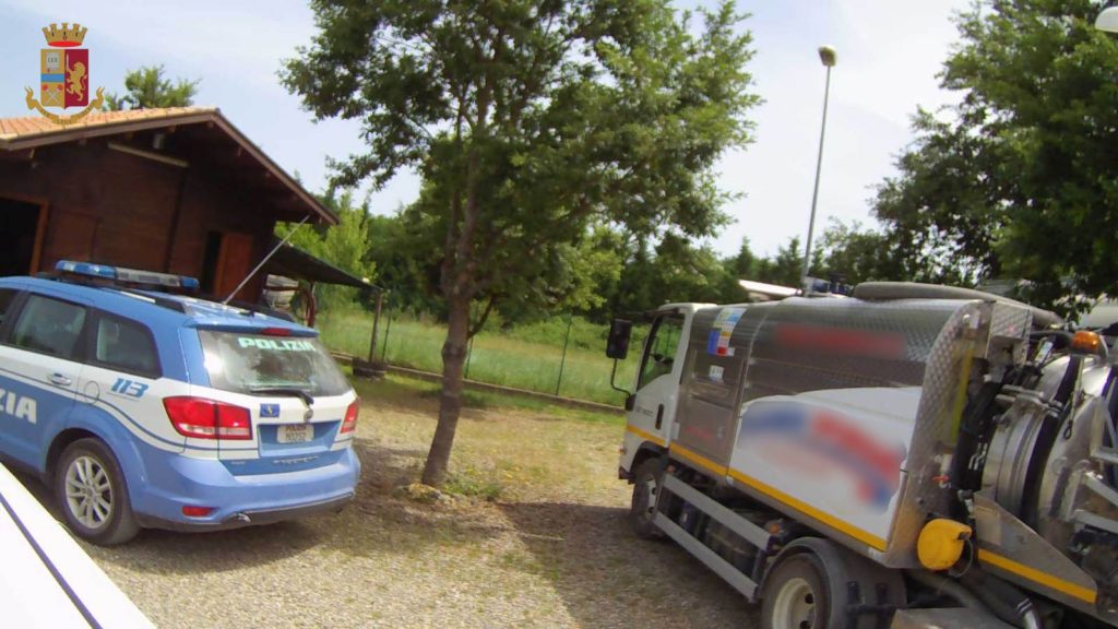 Trasporto non in regola di rifiuti liquidi sull'Autopalio: denuncia e multa salata