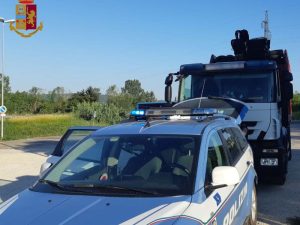 Trasporta in modo irregolare tonnellate di gomme sulla Siena-Bettolle: denunciato un camionista