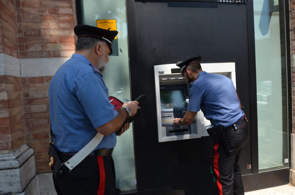 Perde bancomat e foglietto con codice, studente prima preleva e poi glielo restituisce