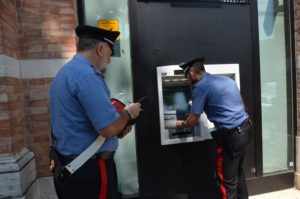 Perde bancomat e foglietto con codice, studente prima preleva e poi glielo restituisce