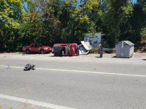 Schianto tra moto e un'auto che si ribalta e si abbatte sui cassonetti - FOTO E VIDEO